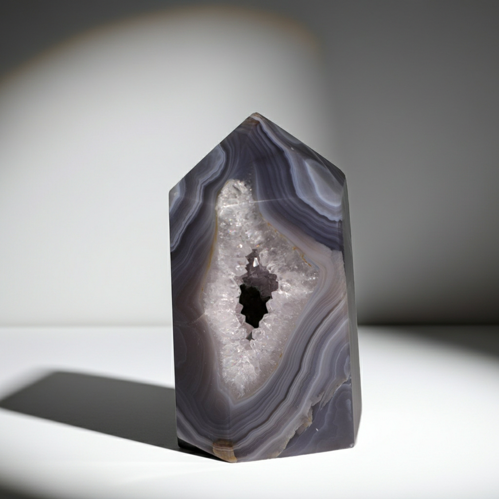 Achat Spitze mit Geode 08