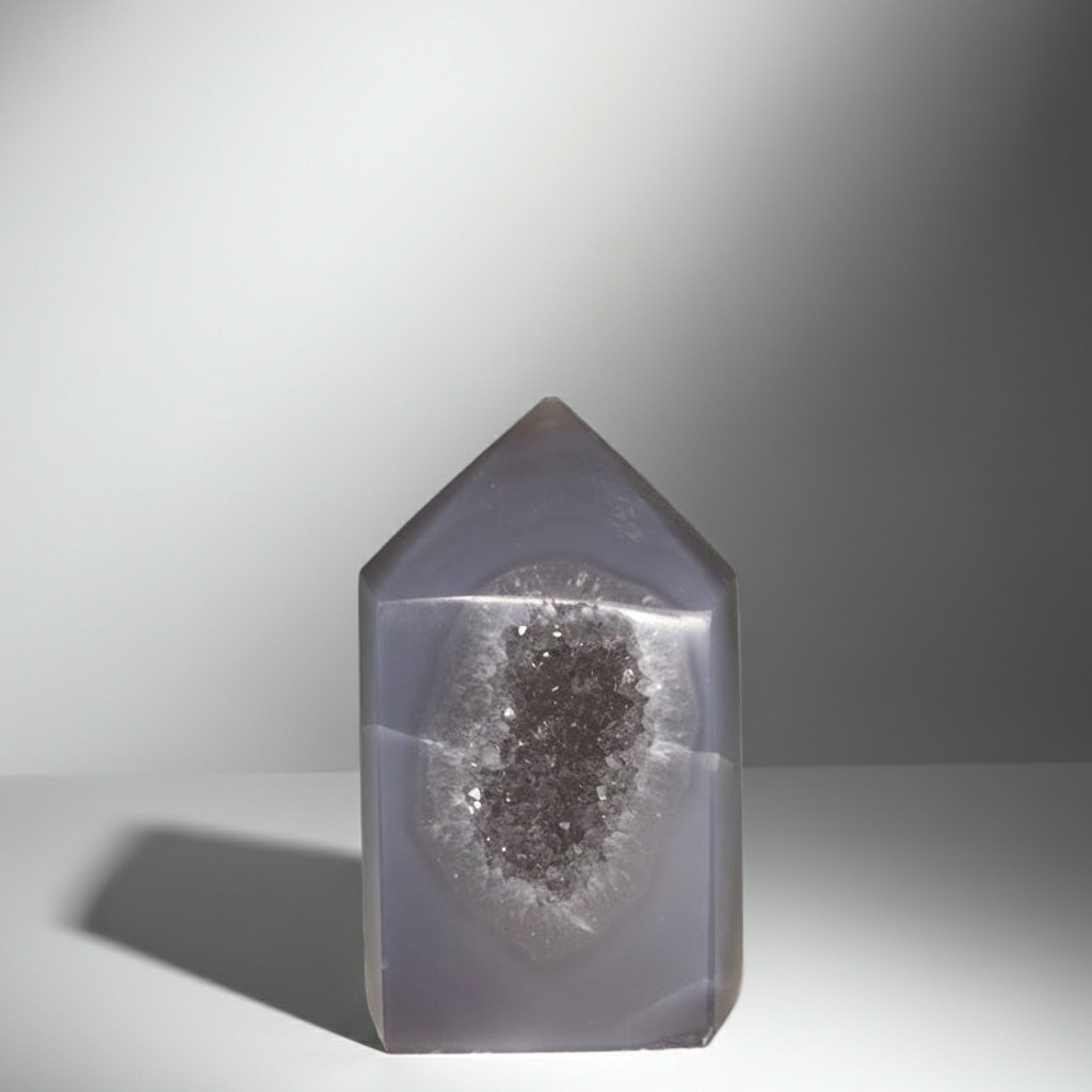 Achat Spitze mit Geode 09