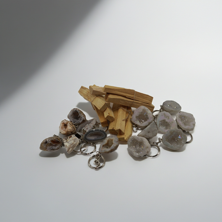 weitere Artikel wie duftendes palo Santo Holz oder Kristall Schlüsselanhänger