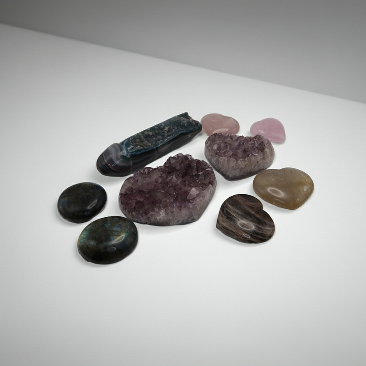 Verschiedene Mineralien in verschiedenen Formen und farben Rosafarbener Rosenquarz Labradorit Amethyst Herzen