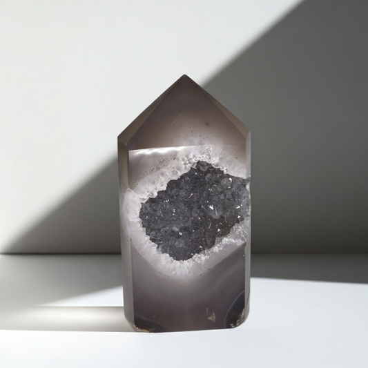 Achat Spitze mit Geode 03