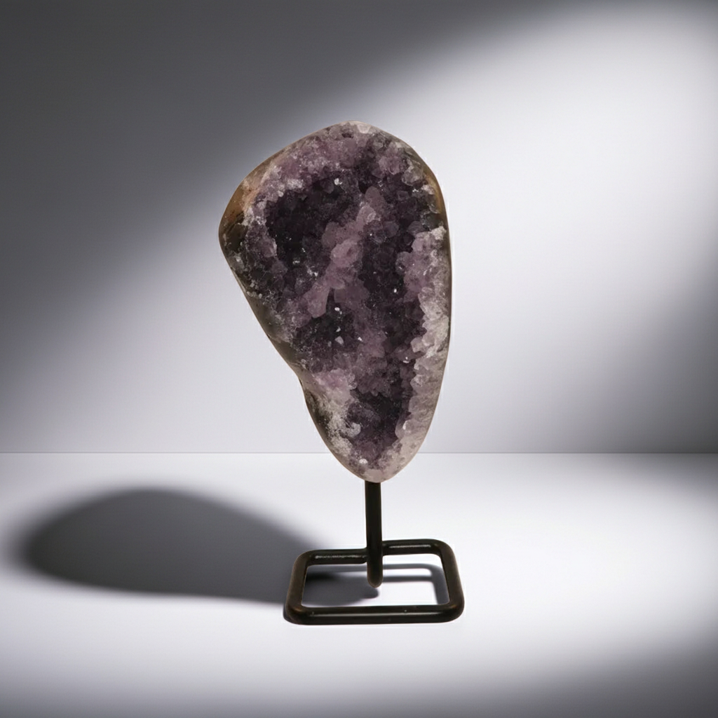 Amethyst poliert auf Metallständer 02