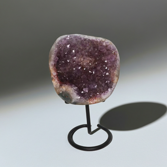 Amethyst poliert auf Metallständer 01