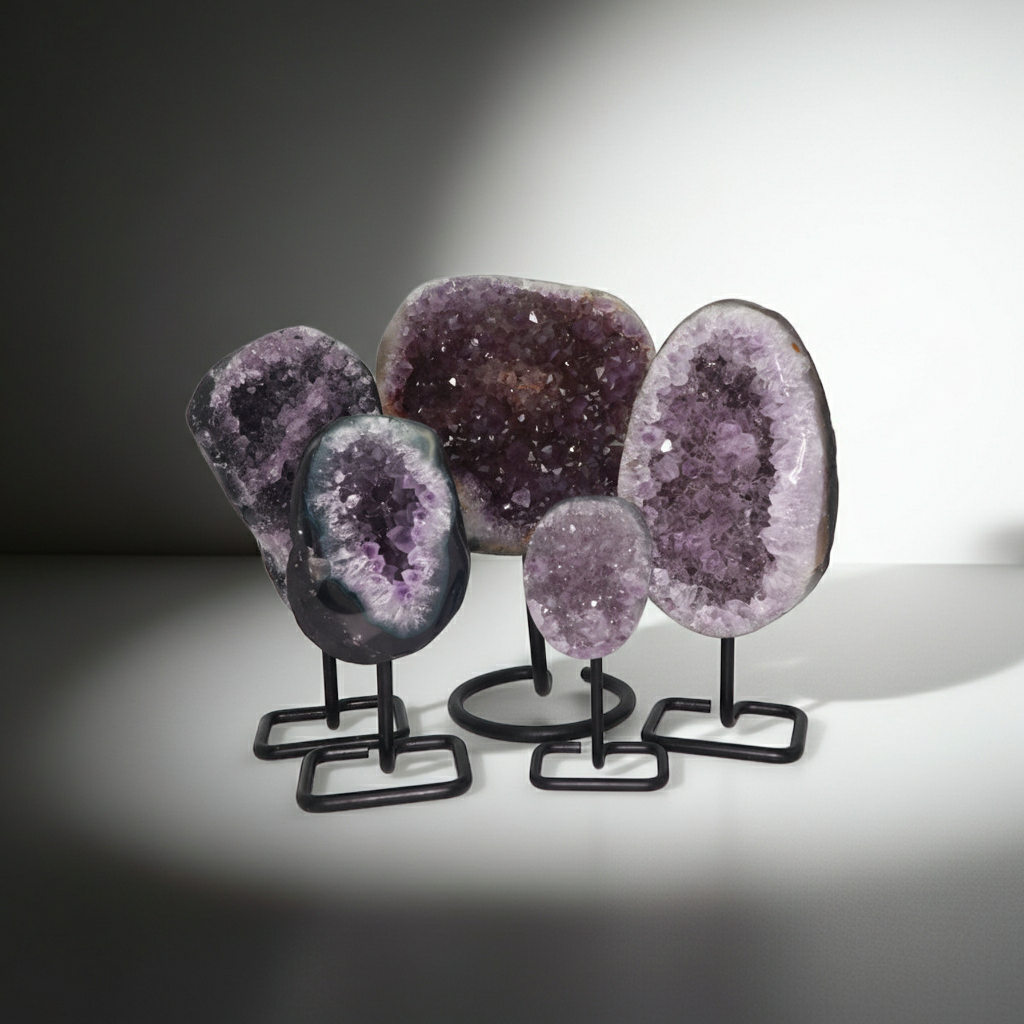 Amethyst poliert auf Metallständer 10