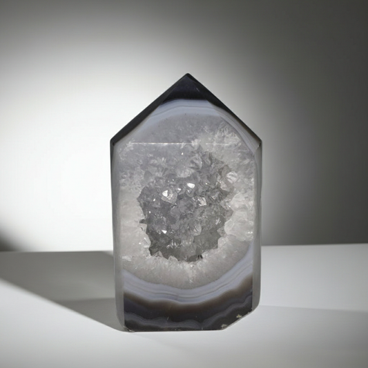 Achat Spitze mit Geode 04