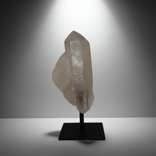 Bergkristall spitze auf Metallständer vor weißem Hintergrund