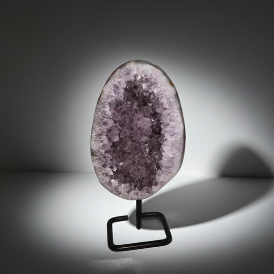 Amethyst poliert auf Metallständer 03