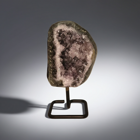 Amethyst poliert auf Metallständer 10