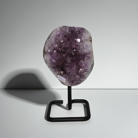 Amethyst poliert auf Metallständer 06