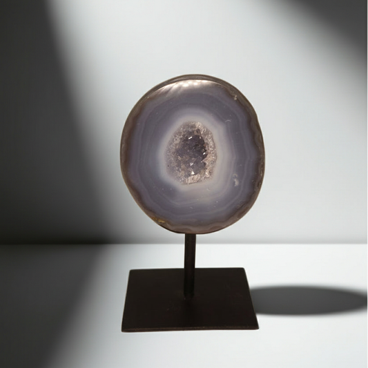 Achat-Geode auf Metallständer 01
