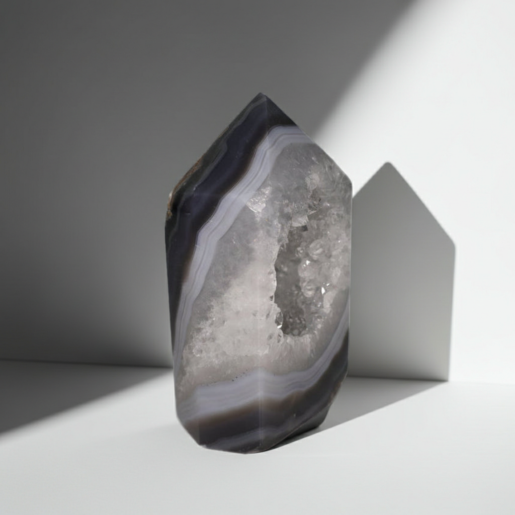 Achat Spitze mit Geode 04